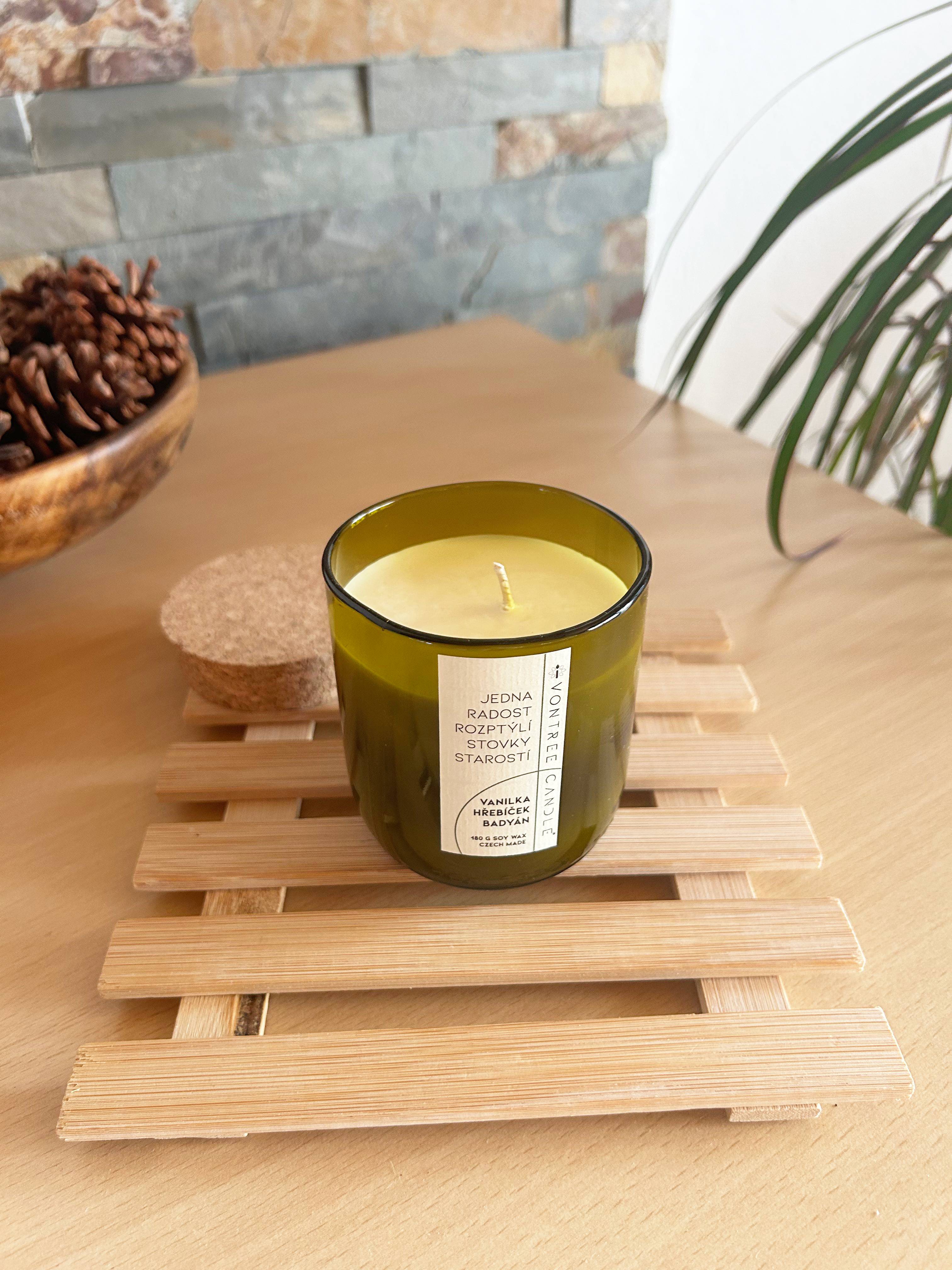 VonTree Candle Vonná svíčka ve vinné lahvi (250 ml) -  Vanilka, hřebíček, badyán